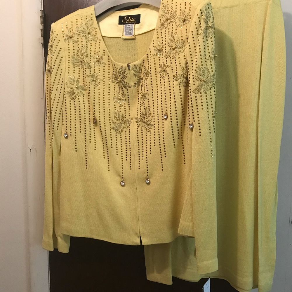 Beautiful 2 piece knit suit by Elite Champagne.